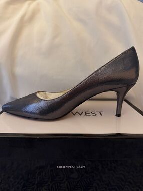 Nine West Shimmery pewter Gunmetal Pointed-Toe Mid Heel Pumps size 8 like new
